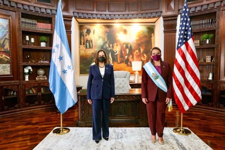 Vicepresidenta Kamala Harris y presidenta hondureña Xiomara Castro analizan iniciativas de cooperación