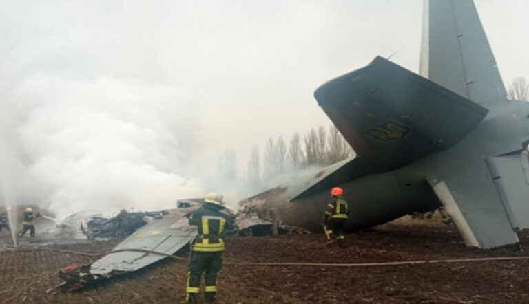 Mueren cinco personas tras estrellarse avión militar en Ucrania