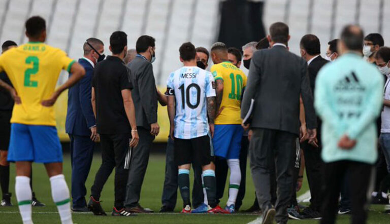 FIFA decide que Brasil y Argentina volverán a jugar en campo neutral e impone sanciones