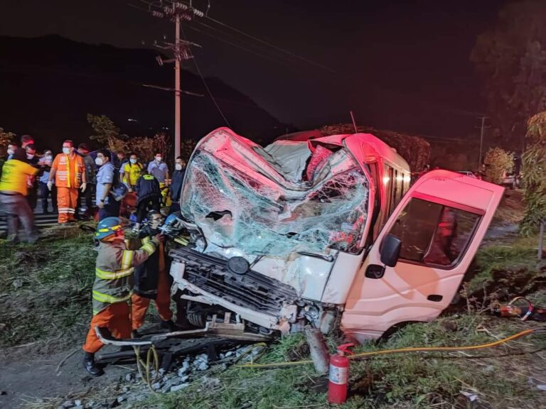 Fuerte accidente de tránsito en carretera a Comalapa deja al menos 20 lesionados