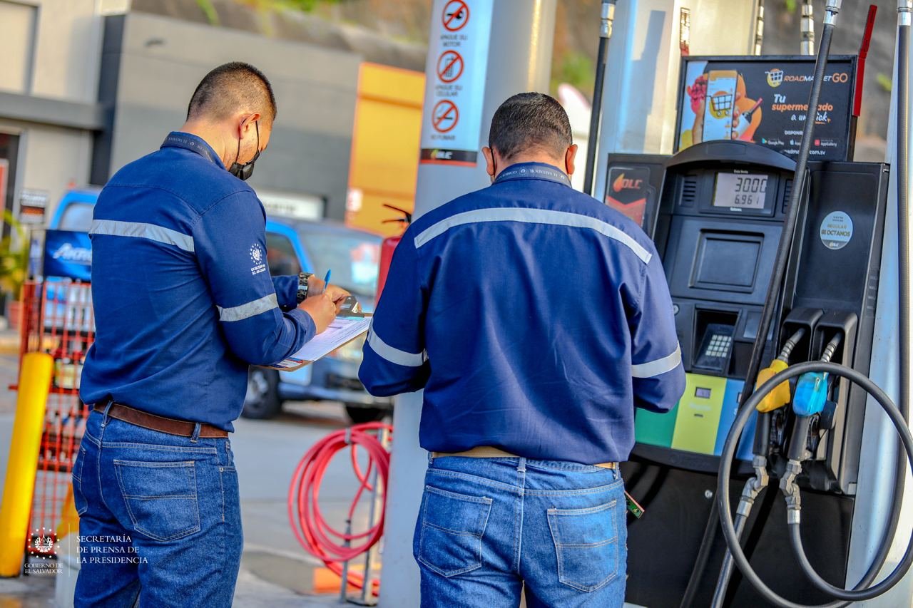Autoridades verifican que gasolineras apliquen nuevos precios por medidas implementadas por el GOES