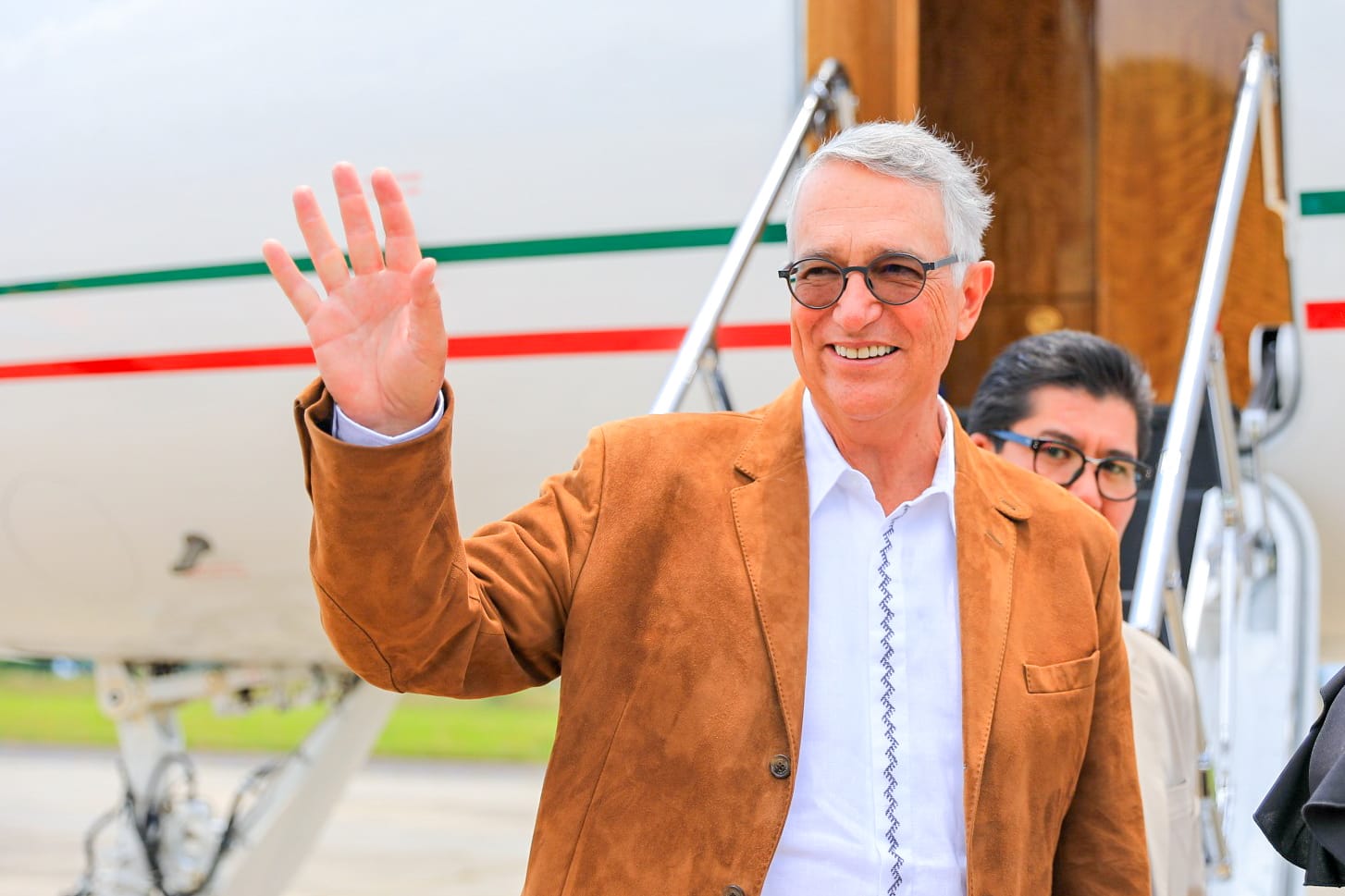 Llega a El Salvador el importante empresario mexicano Ricardo Salinas