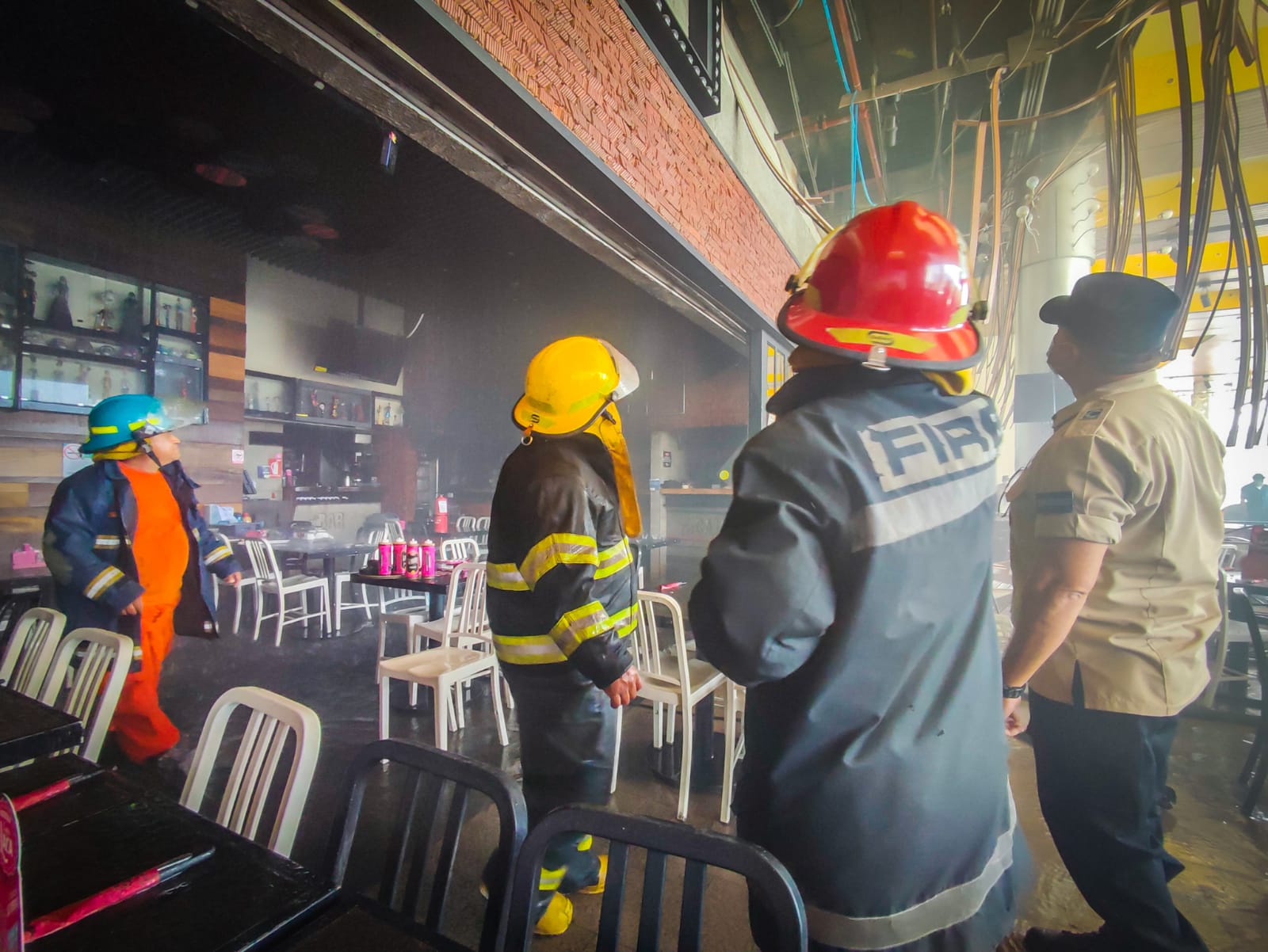 Bomberos controla incendio en restaurante de centro comercial de Antiguo Cuscatlán