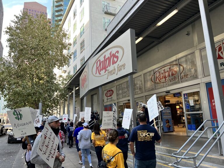 Trabajadores Esenciales de Supermercados Autorizan a Su Sindicato Llamar a Huelga