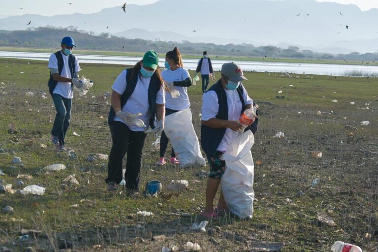 CEL y habitantes del cantón Santa Bárbara realizan megajornada de limpieza en las riberas del embalse Cerrón Grande