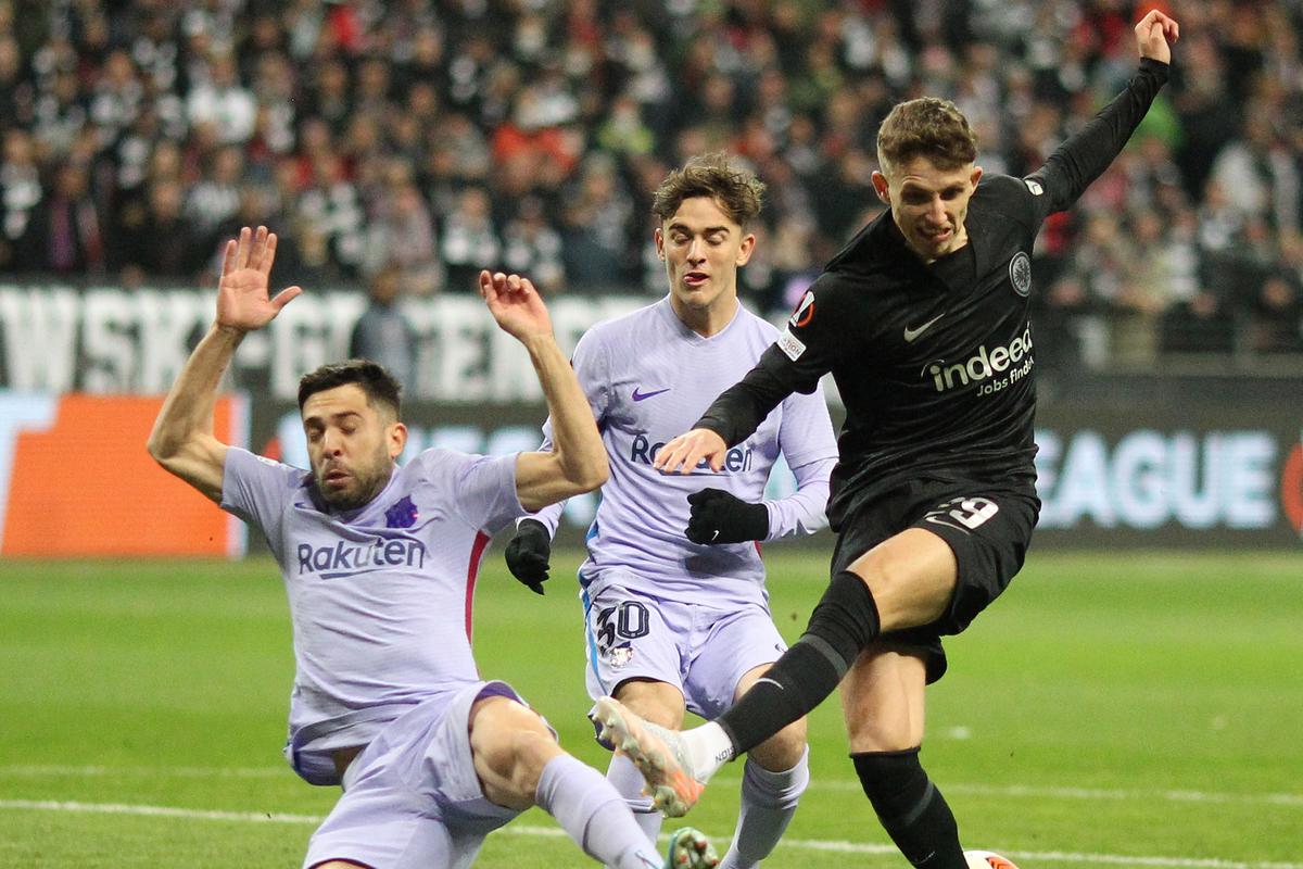 El Barça sobrevive en Frankfurt rescatando un empate (1-1)
