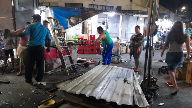 Vendedores desinstalan puestos cercanos al nuevo mercado Hula Hula ante aviso de la alcaldía