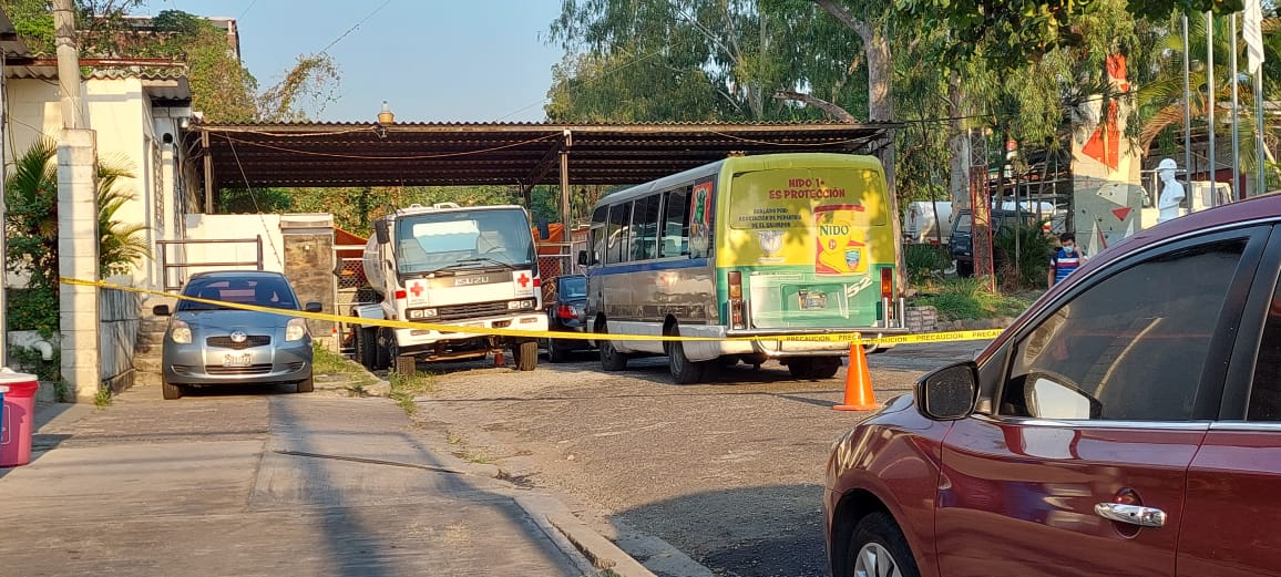 Dos personas fallecen tras asalto a microbús de la ruta 52