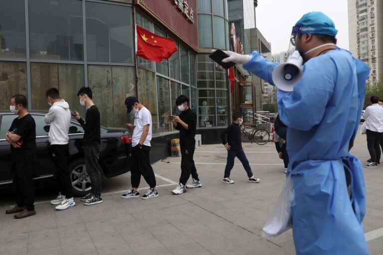 China endurece las restricciones en Shanghái ante el repunte de casos y muertos por coronavirus