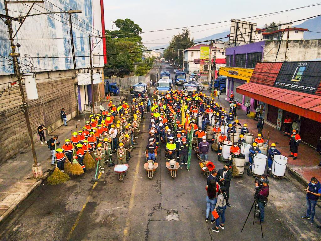 Alcaldía de San Salvador realiza jornada de limpieza en la calle Rubén Darío removiendo más de 300 toneladas de basura