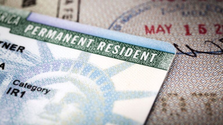 Cuáles son los inmigrantes con TPS que pueden aplicar a la ‘green card’
