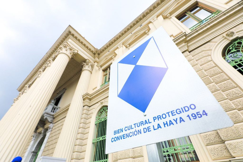 Cancillería realiza cambio de los emblemas azules de la Convención de La Haya en el MUNA y el Palacio Nacional