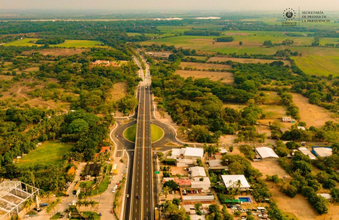 Ministerio de Obras Públicas entrega paso a desnivel entre la autopista a Comalapa y carretera del Litoral