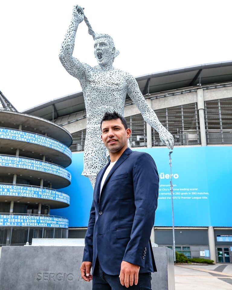 Manchester City presenta la estatua en honor al ‘Kun’ Agüero en el Etihad Stadium