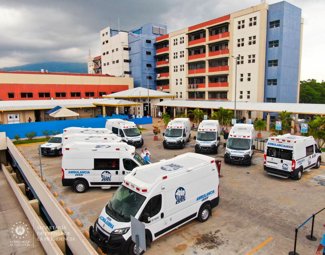 ISSS hace entrega de 20 nuevas ambulancias tipo A-UCI a hospitales y unidades médicas