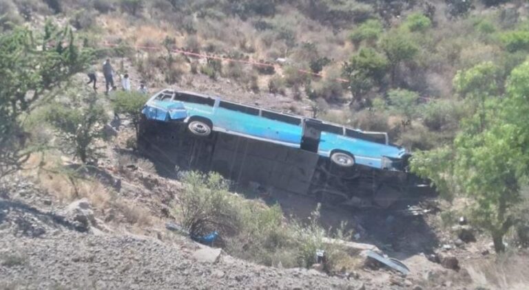 Migrantes salvadoreños viajaban en un autobús que cayó a un barranco en México