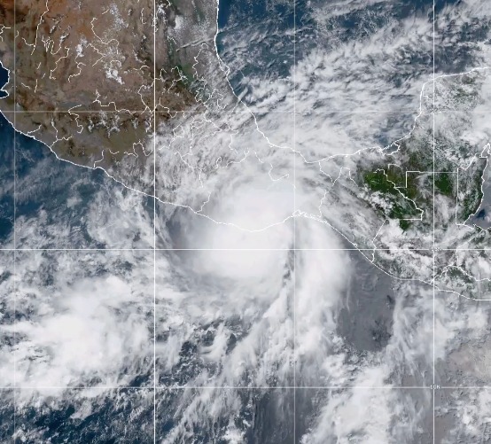 Huracán Agatha se convierte en tormenta tropical al ingresar a México