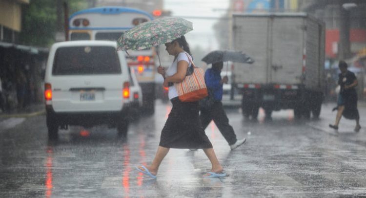 Medio Ambiente advierte el ingreso de lluvias  debido al acercamiento de una Onda Tropical