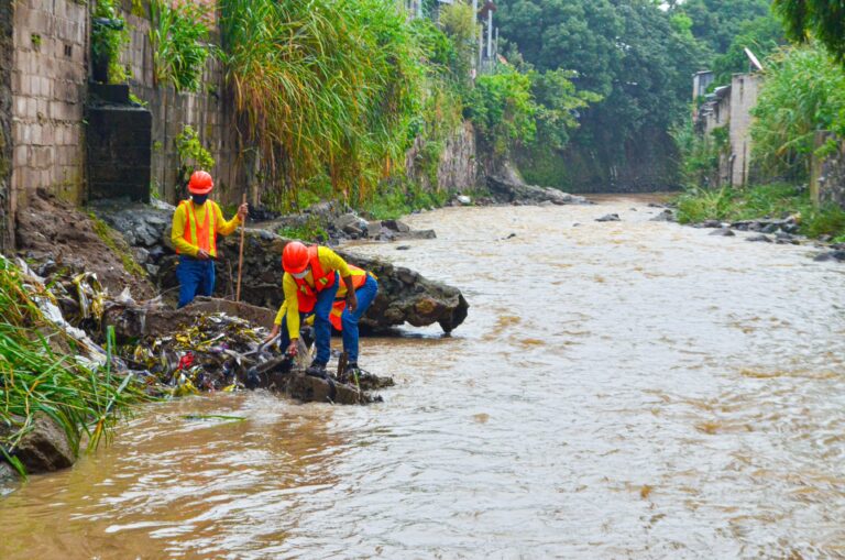 FOVIAL despliega a 52 cuadrillas para labores de limpieza en drenajes y cunetas en el país
