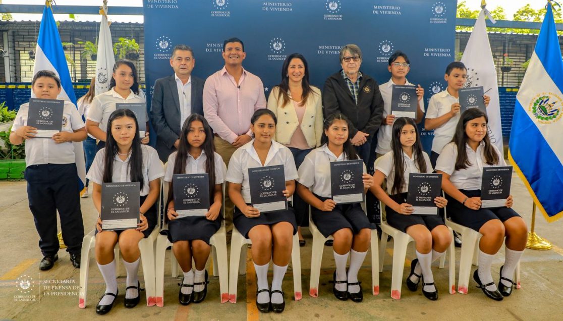 Entregan 10 títulos se propiedad a escuelas públicas del municipio de Colón en La Libertad