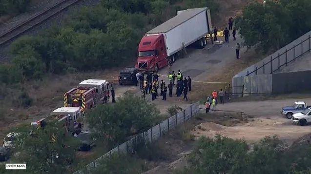 Encuentran a 46 migrantes muertos al interior de un tráiler en Texas