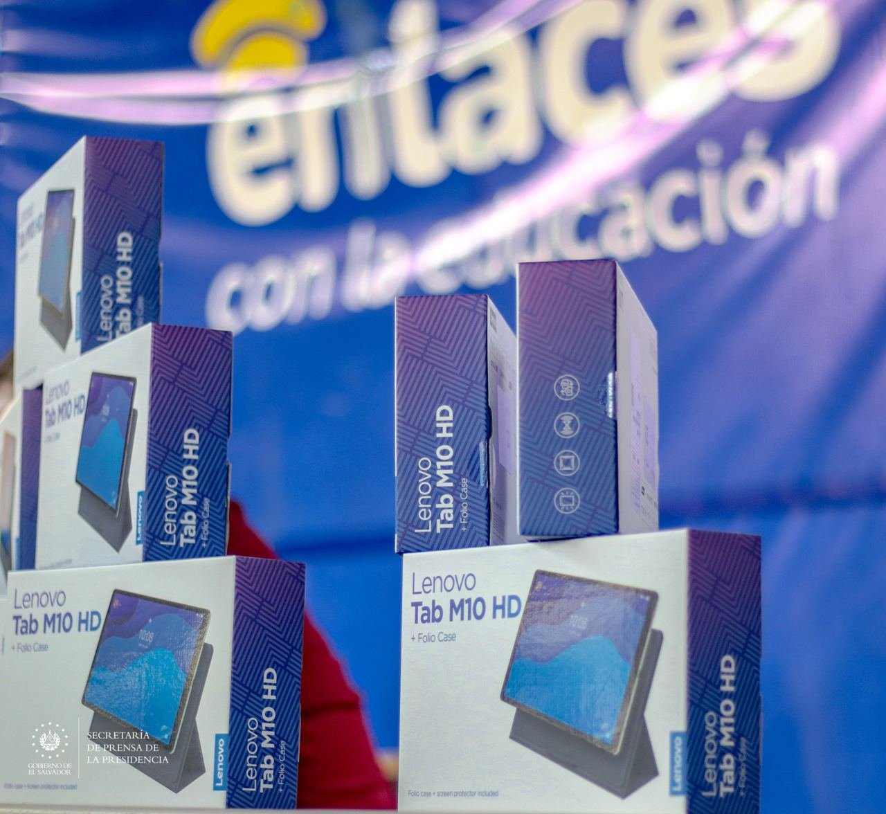 Más de 20,000 tablets son entregadas diariamente a estudiantes del sector público confirma Bukele