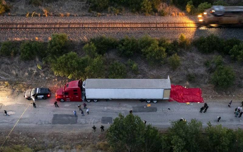 Autoridades de EEUU detienen a tres sospechosos tras la muerte de 51 migrantes asfixiados en un camión en Texas