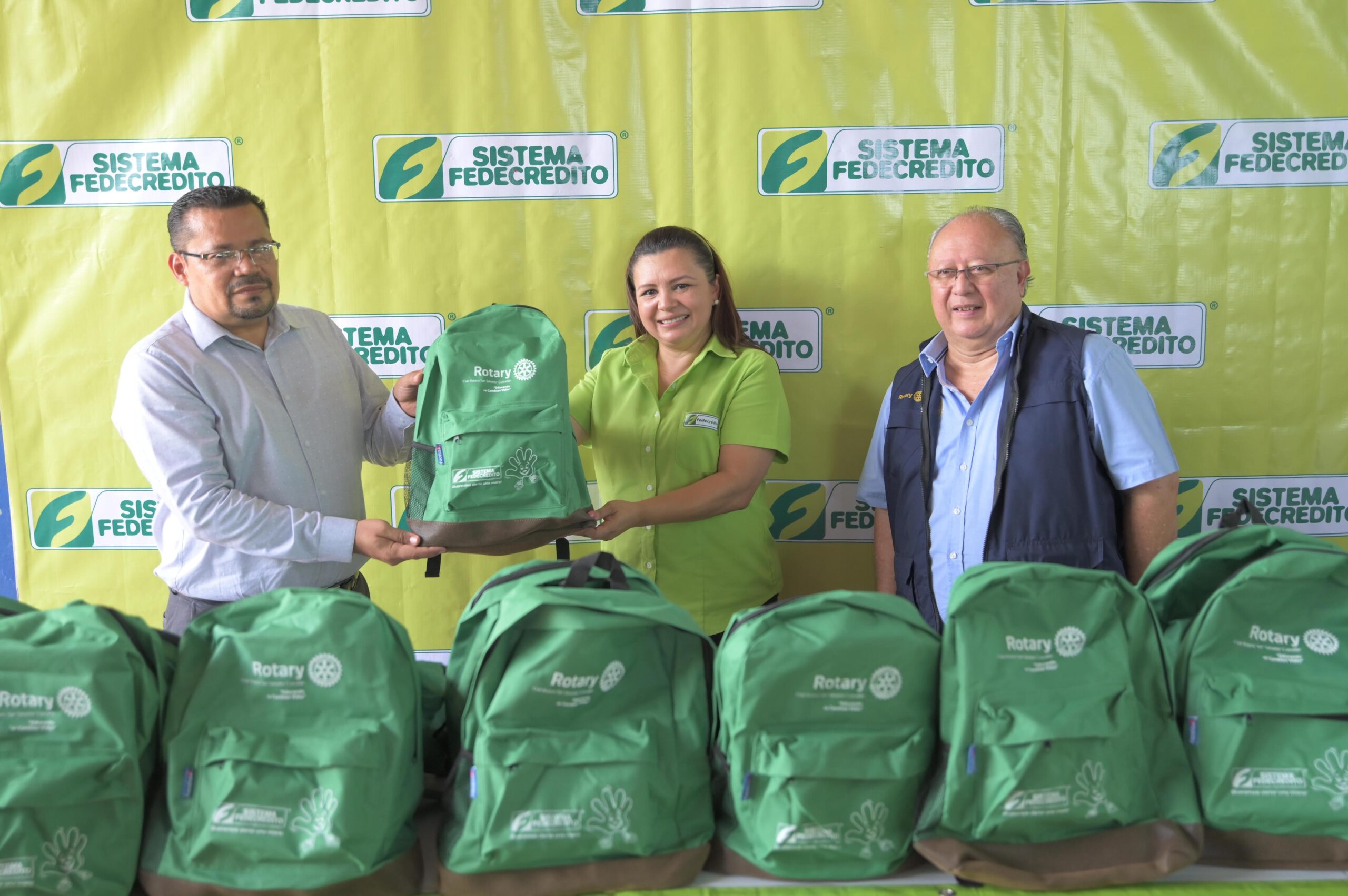 SISTEMA FEDECRÉDITO entrega donativos de mochilas a centros escolares