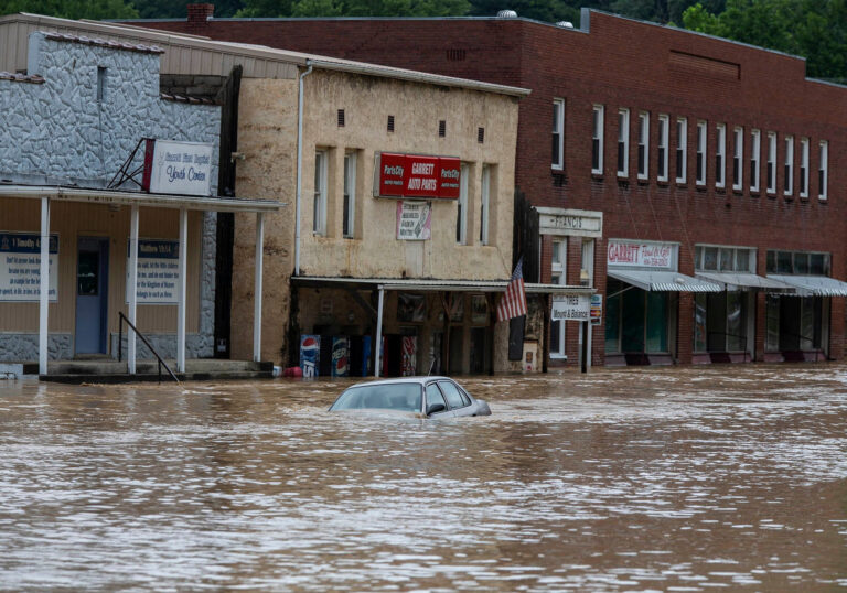 Biden declara estado de emergencia tras 15 muertos en Kentucky a causa de las inundaciones