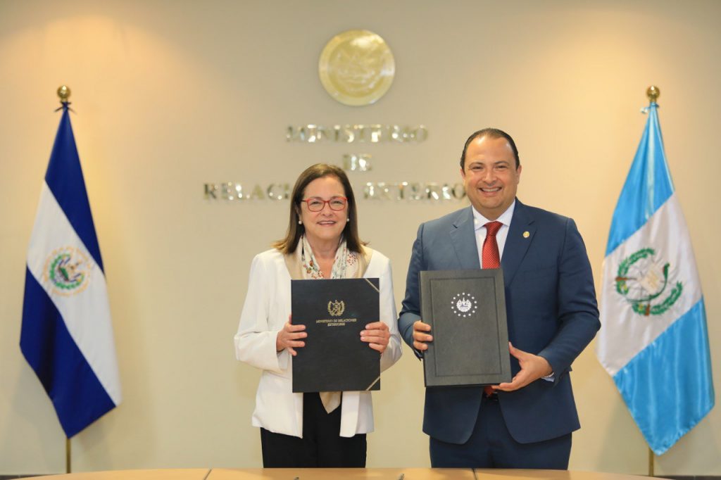 El Salvador y Guatemala suscriben acuerdos para fortalecer la promoción comercial y el intercambio diplomático