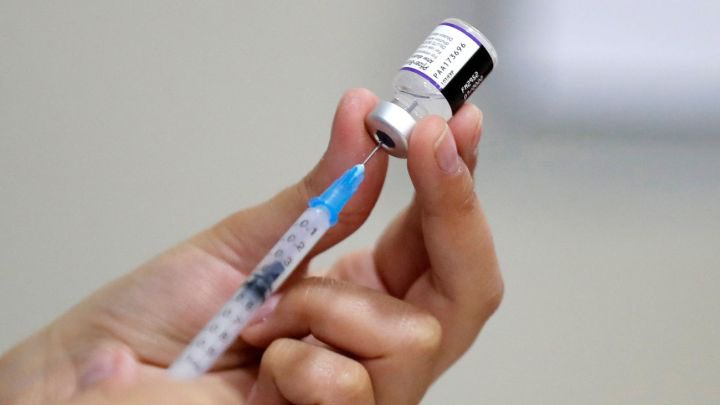 Pfizer y BioNTech anuncian que su vacuna adaptada a ómicron llegará hasta octubre