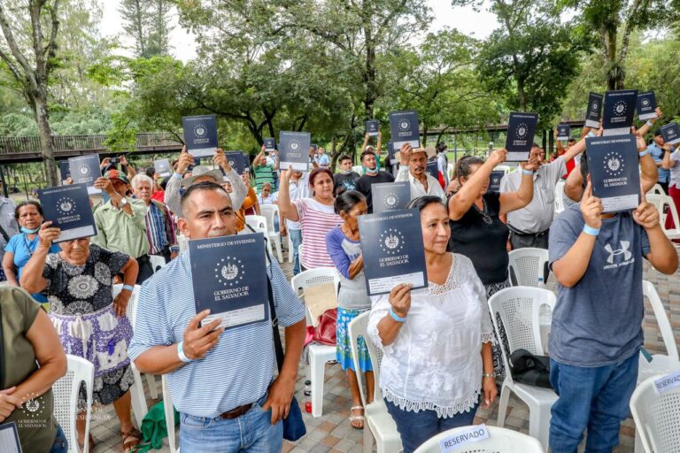 Ministerio de Vivienda entrega escrituras de propiedad a 102 familias víctimas de estafa por PROCADES