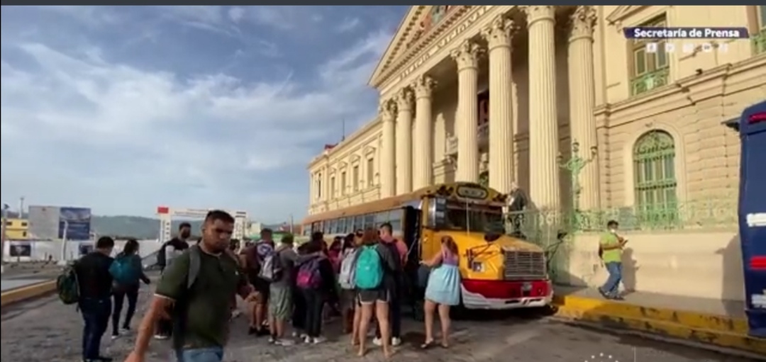 Los Buses Alegres, una opción económica para hacer turismo en las vacaciones agostinas