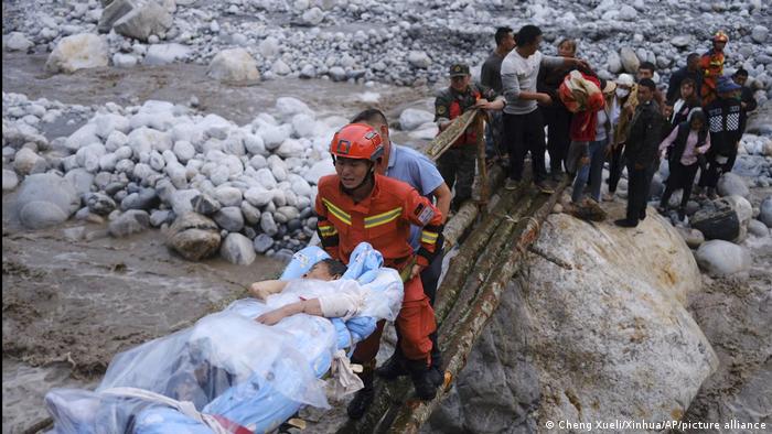 Aumentan a 65 los fallecidos por el terremoto de magnitud 6,8 en China