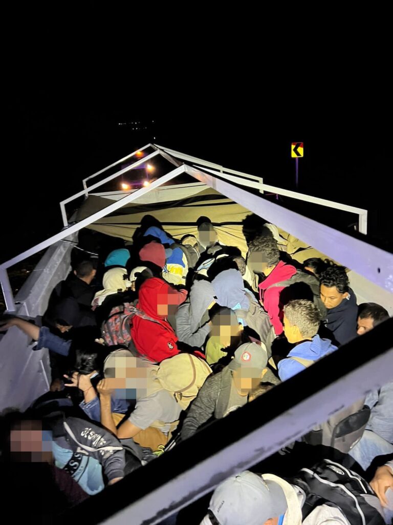 Encuentran a 266 migrantes hacinados en  tres camiones en México, en su mayoría centroamericanos
