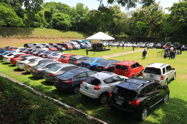 Más de 100 vehículos confiscados a pandillas pasan a disposición de la PNC y la ANSP