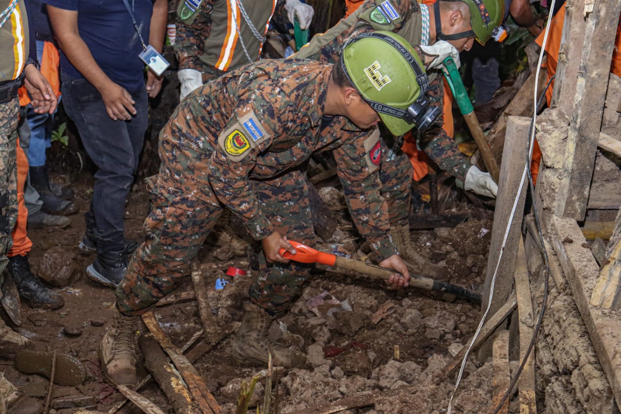 Fallecen cinco personas tras quedar soterrados en su casa por derrumbe en Huizucar