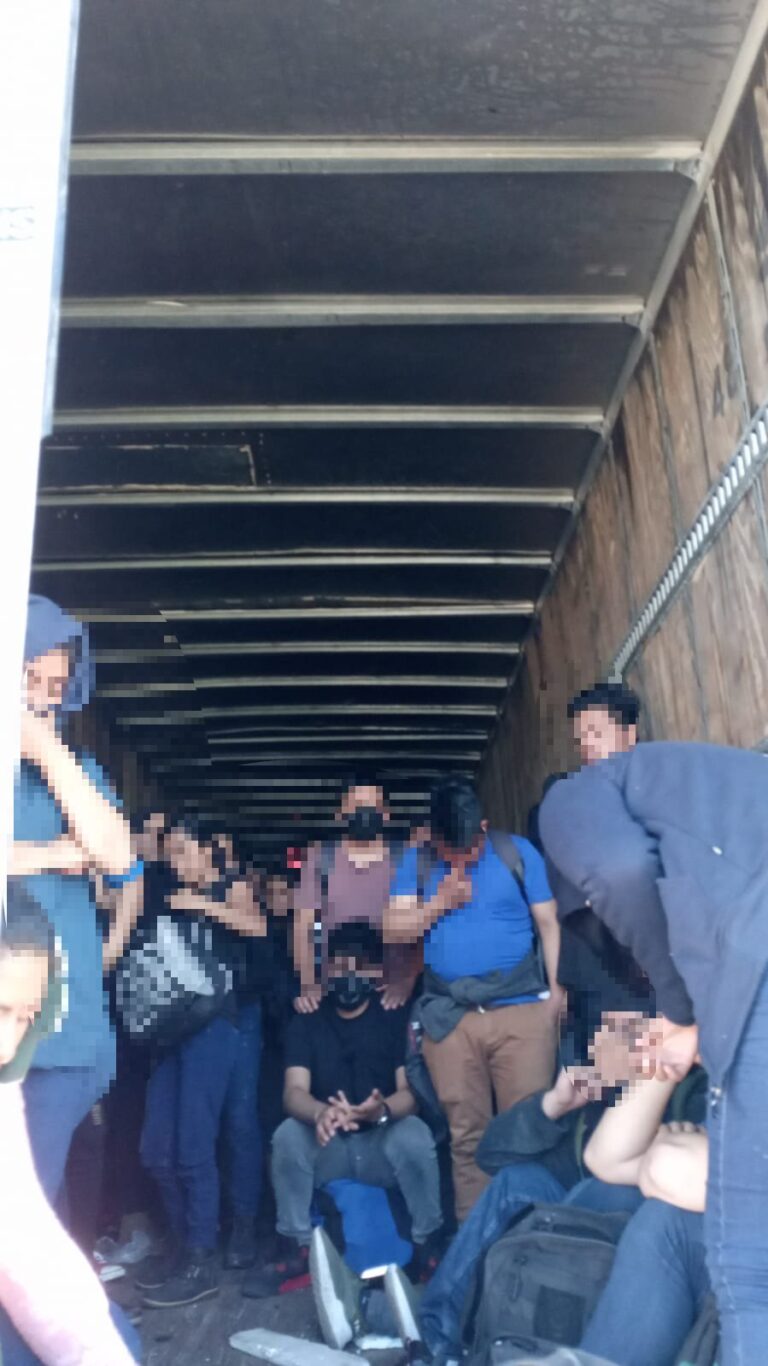 Rescatan a 263 migrantes hacinados en camiones en México