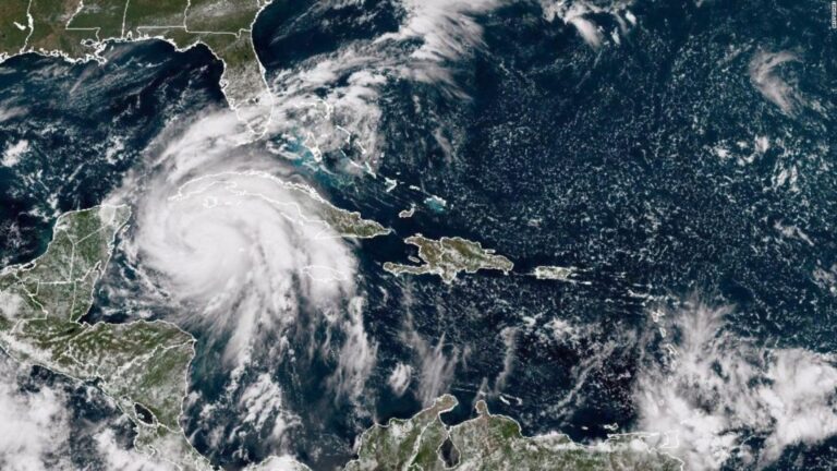 El huracán “Ian” se acerca a la Florida alcanzando la categoría cuatro