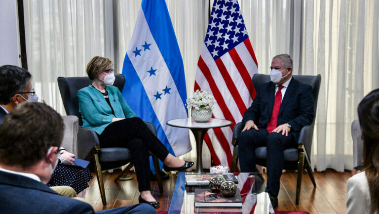 Honduras pide a la embajadora de EEUU no interfiera en la política interna del país