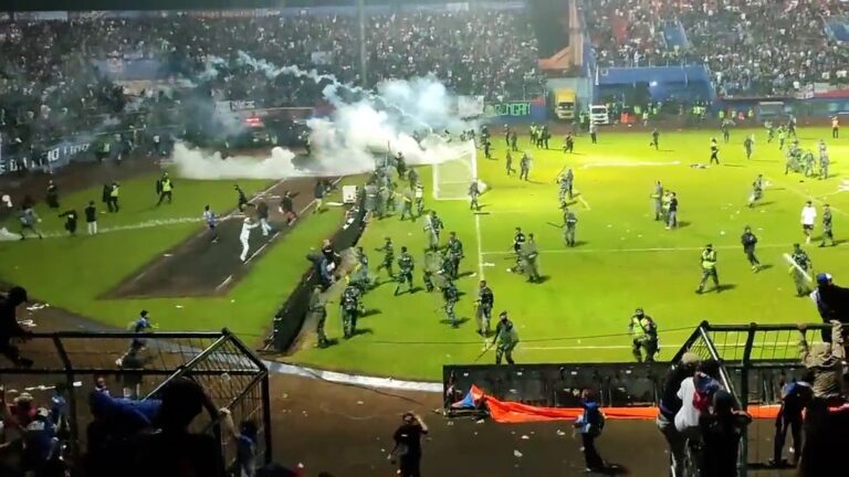 Al menos 127 personas mueren tras unos disturbios en un estadio de fútbol en Indonesia