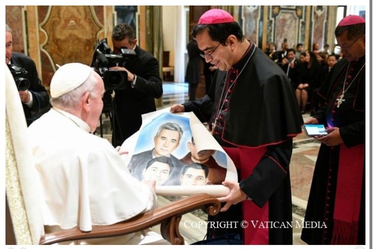 El Papa Francisco recibe a comitiva de salvadoreños en una audiencia en el Vaticano
