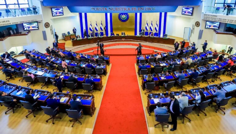 Asamblea aprueba voto electrónico para los salvadoreños residentes en el exterior