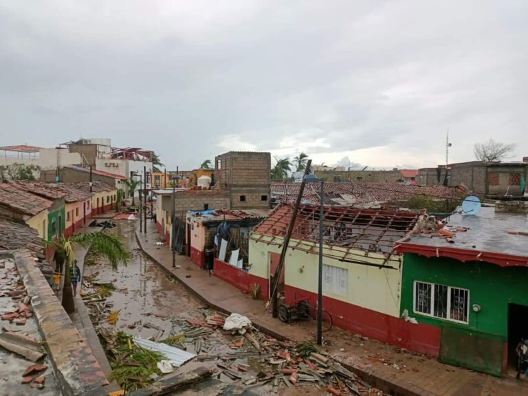 El paso del huracán “Roslyn” deja dos muertos en México