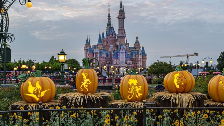China cierra Disney Shanghái por Covid-19 dejando a los visitantes confinados hasta realizarles test