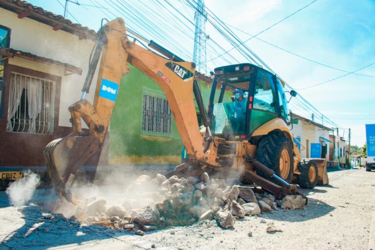 La Dirección de Obras Municipales dio inicio a los trabajos de recuperación vial en Dulce Nombre de María, Chalatenango