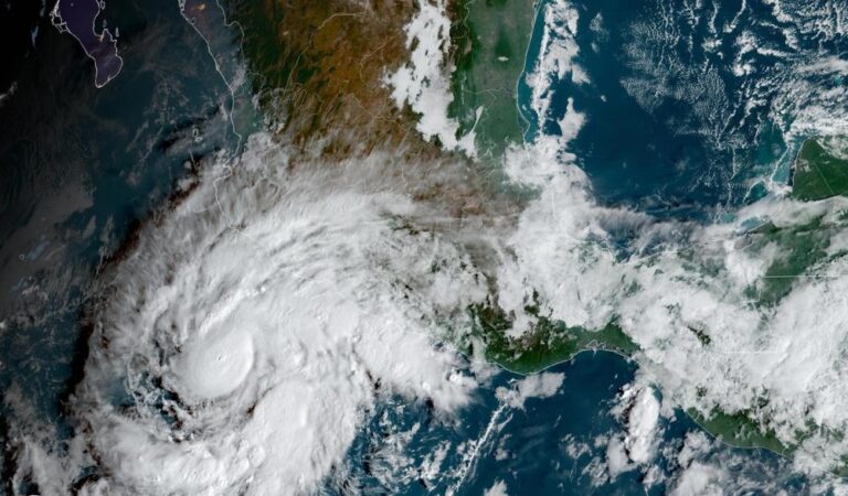 El huracán “Roslyn” toma fuerza alcanzando la categoría 4 y amenaza el Pacífico mexicano