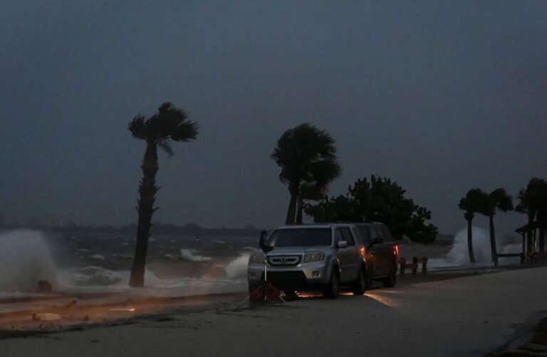 “Nicole” toca tierra en Florida y se degrada a tormenta tropical