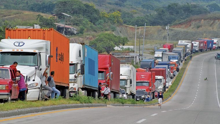 Continúan bloqueos de carreteras de los transportistas guatemaltecos, afectando el paso de la Hachadura en El Salvador