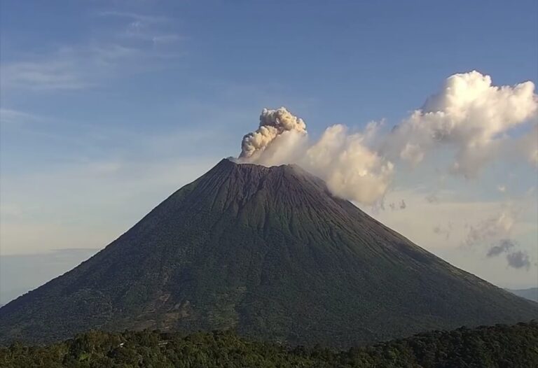 Emiten advertencia para San Miguel y Usulután ante explosiones en el volcán Chaparrastique